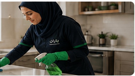 نظافتچی خانم  در حال نظافت منزل در تهران